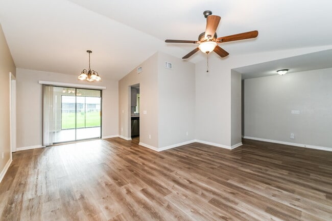 Building Photo - 2529 SW 15th Pl