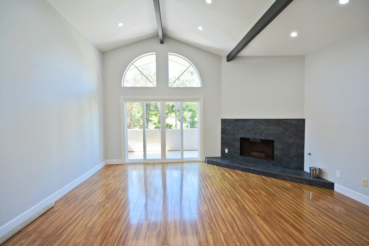 Primary Photo - 3284 Barham Blvd