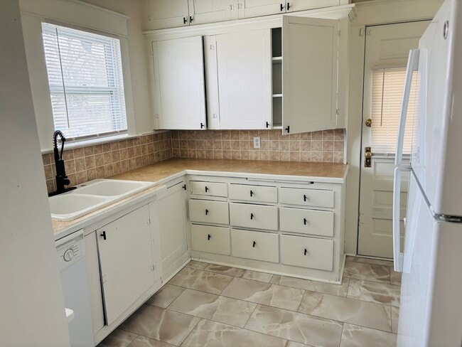 Building Photo - Charming 3 Bedroom Single-Family