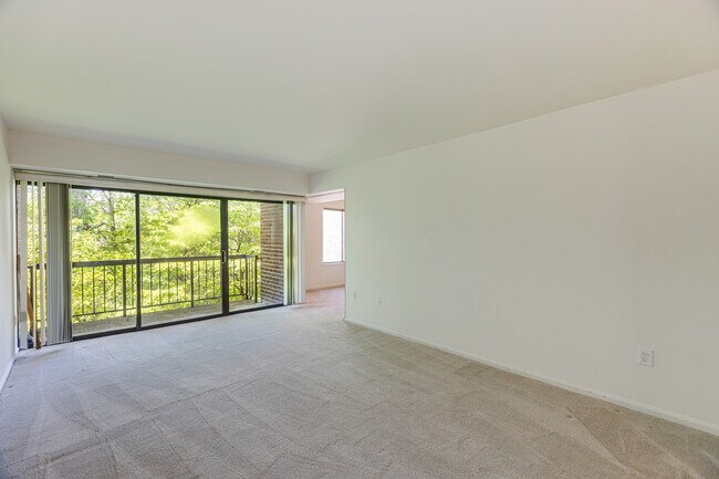 sala de estar/balcón - 9741 Kings Crown Ct