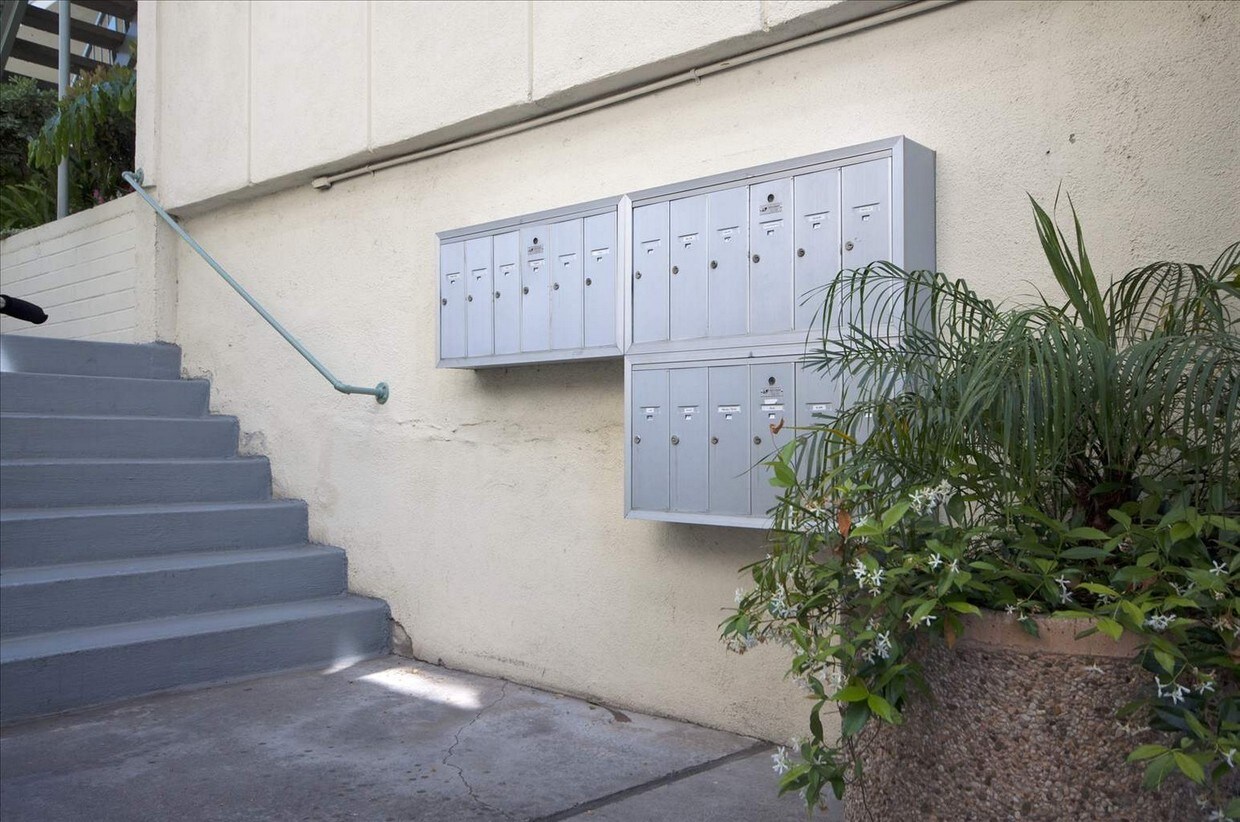 Building Photo - 1717 Ocean Park Blvd