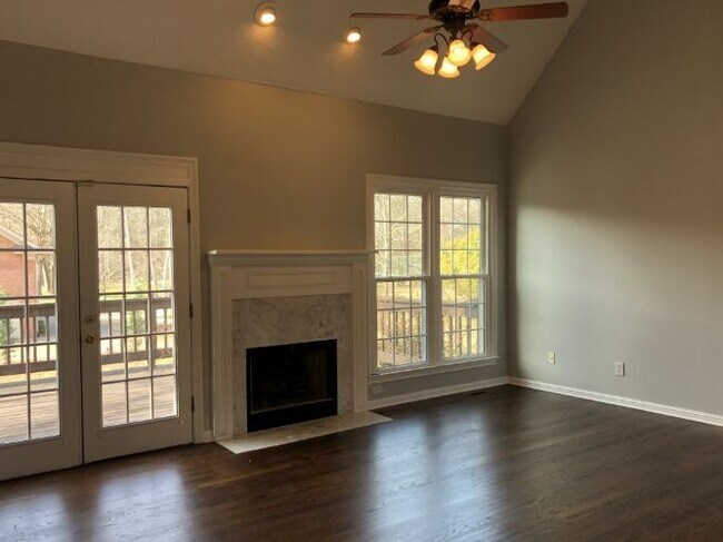 Building Photo - 179 Meadowlake Dr