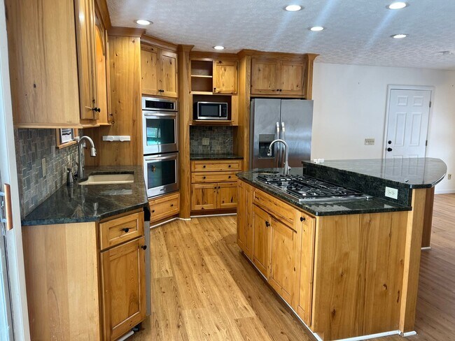 Foto del edificio - Updated 3-Bed Ranch in Plain Local Schools! Fenced Yard & Jetted Tub