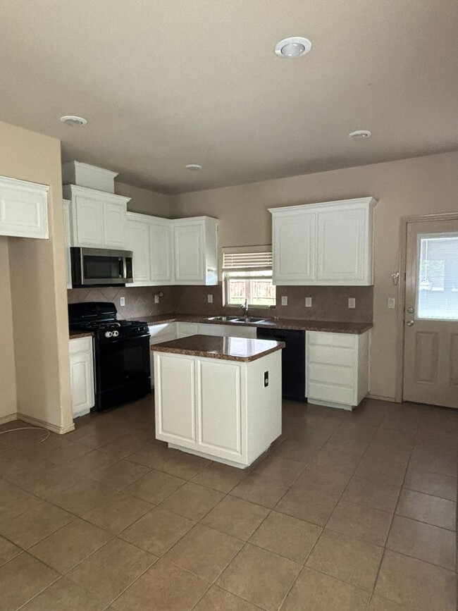 Building Photo - 4/2/2 HOUSE-EMSISD Move in ready! Pet frie...