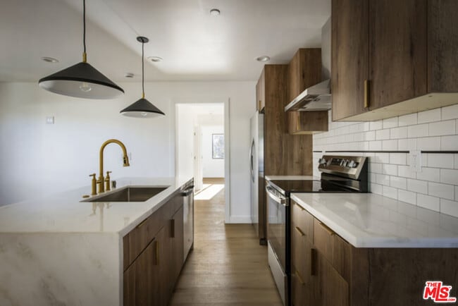 Building Photo - 2653 Vineyard Ave