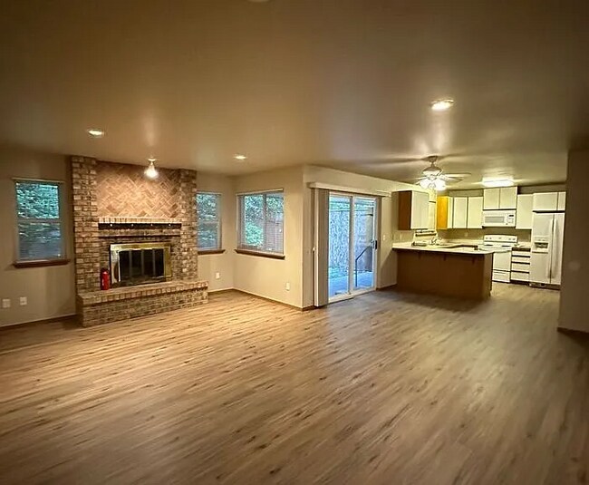 Building Photo - Nice 2 plus Bedroom 2 Bath Duplex in Puyallup!! Nice Location!!