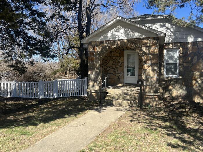 Primary Photo - 421 E Vine St