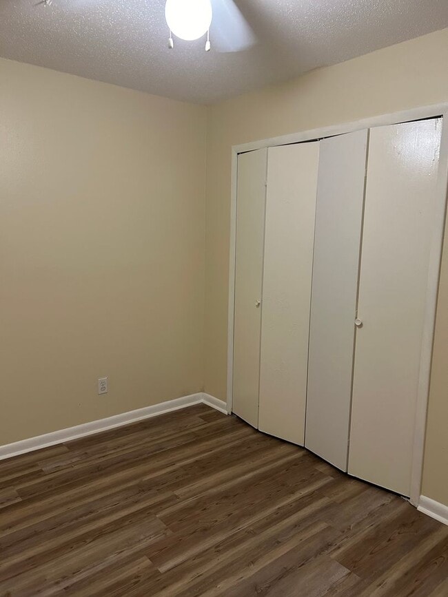 Building Photo - 4 bedroom and 2 bathroom