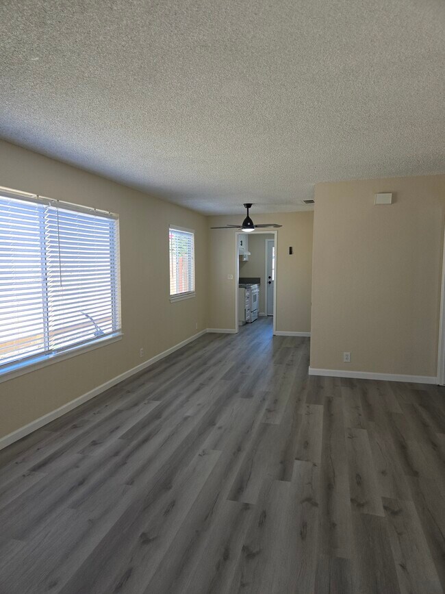 Foto del edificio - 2433 E Garvey Ave N