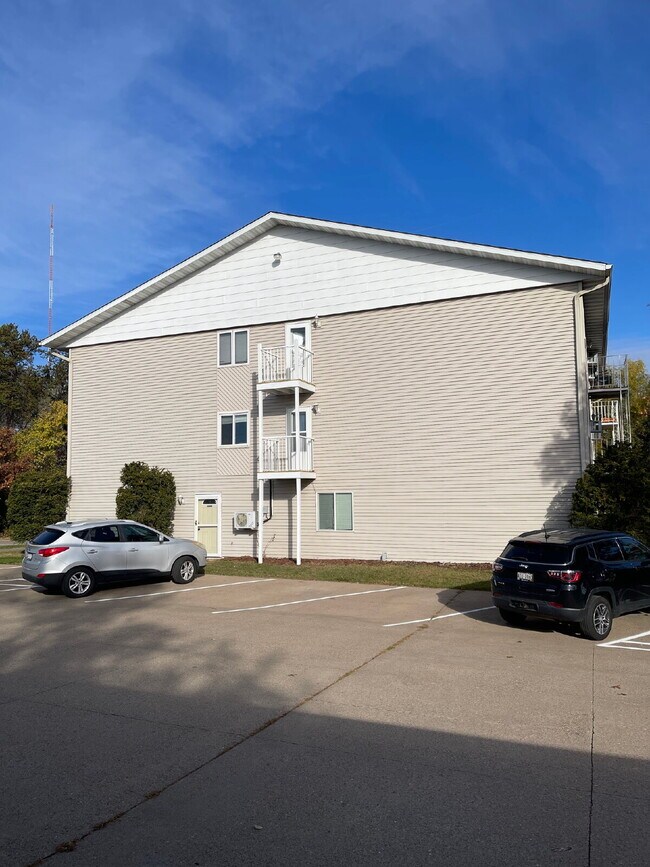 Foto del edificio - Large 2 Bedroom Apartment - Available August 1st
