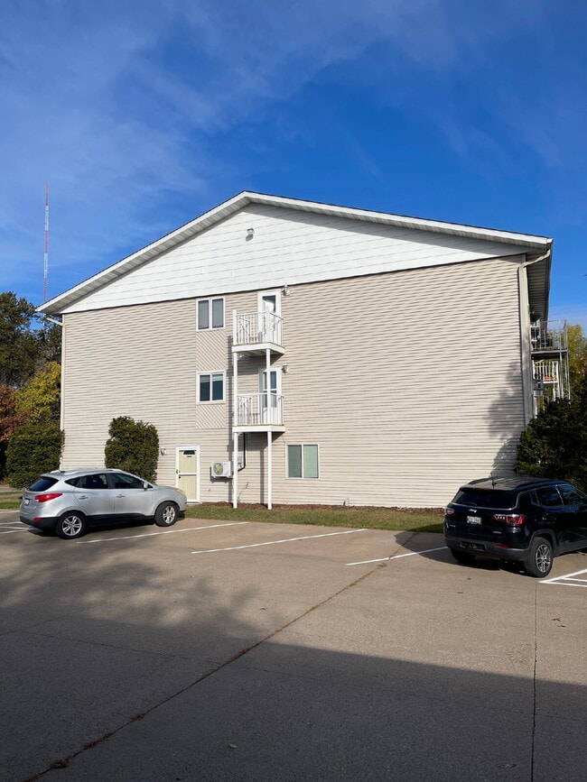 Building Photo - Large 2 Bedroom Apartment - Available August 1st