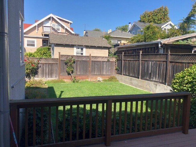 Building Photo - Amazing 3 Bedroom, 2 Bath House, Fully Rem...