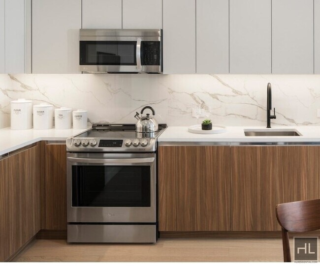 Building Photo - NEWLY CONSTUCTED LUXURY 2 BEDROOM/2 FULL W...