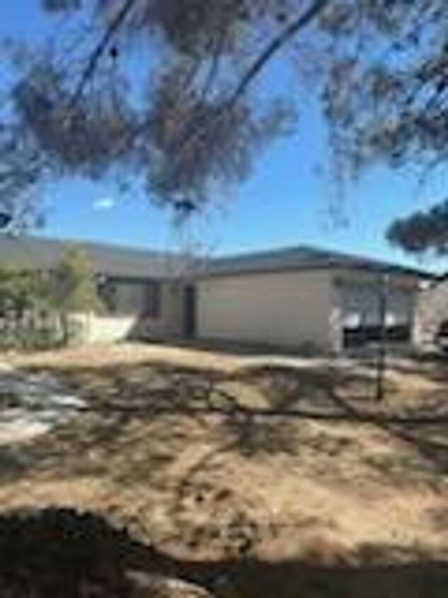 Foto principal - **751 Higgins Rd #28 Barstow** 3 bedroom 2...