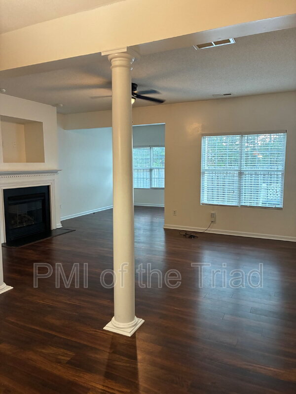 Foto del edificio - 3005 Windsor Creek Way