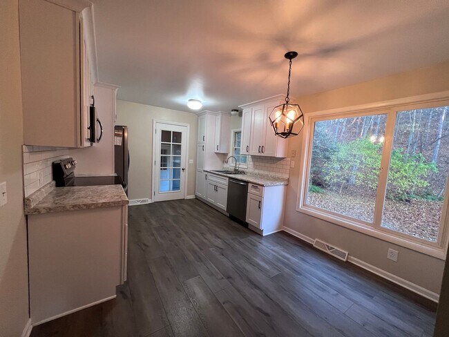 Foto del edificio - 4 bedroom home in Lowell Schools!
