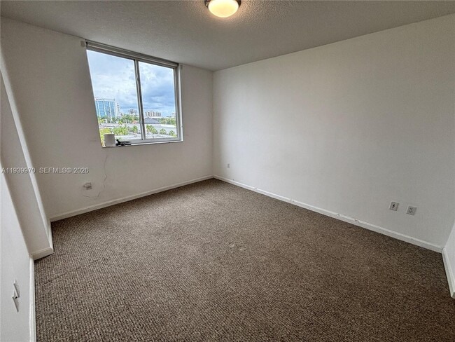 Foto del edificio - 2775 NE 187th St