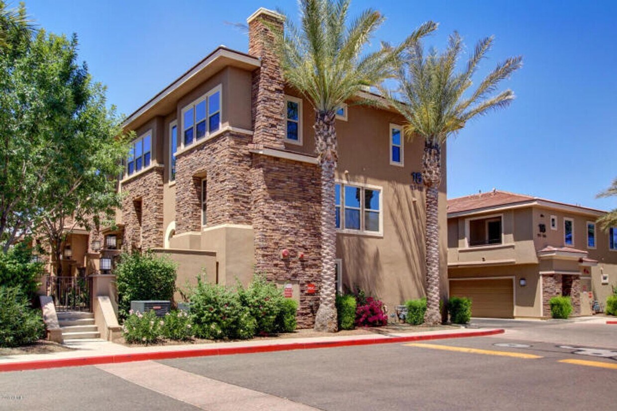 Foto principal - 3 BDRM W/DEN TOWNHOUSE IN PHX