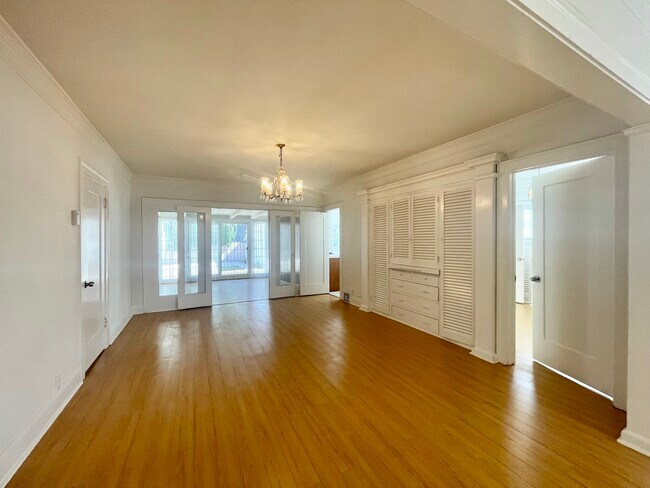 Building Photo - 4919 Elmwood Ave