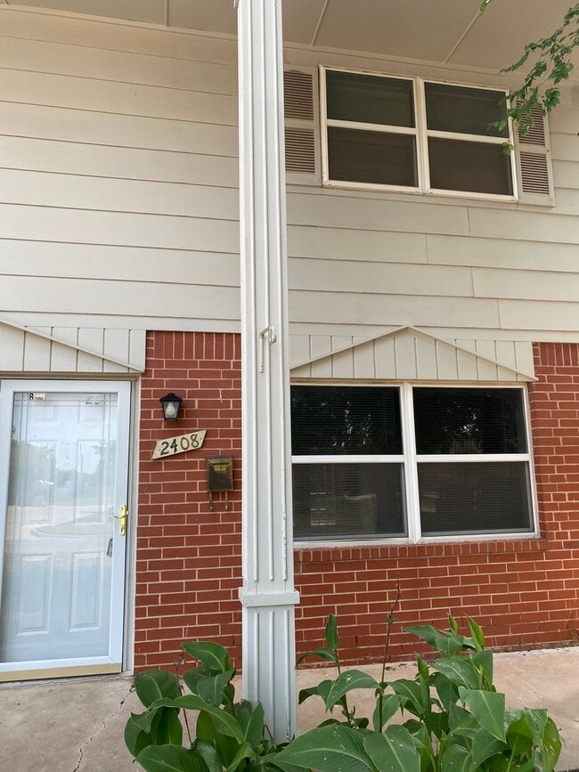 2 bedroom 1.5 duplex - 2 bedroom 1.5 duplex House