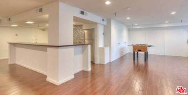 Building Photo - 137 S Palm Dr