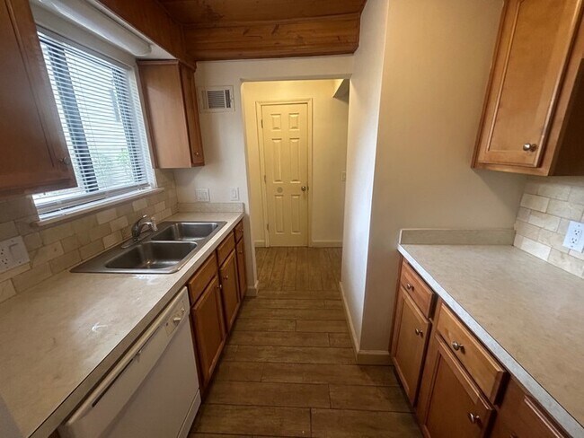 Foto del edificio - Two Bedroom Townhome in St Andrews