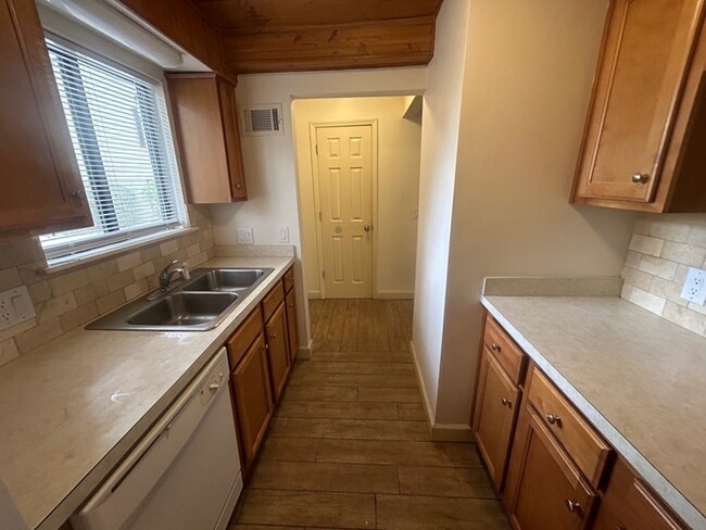 Building Photo - Two Bedroom Townhome in St Andrews