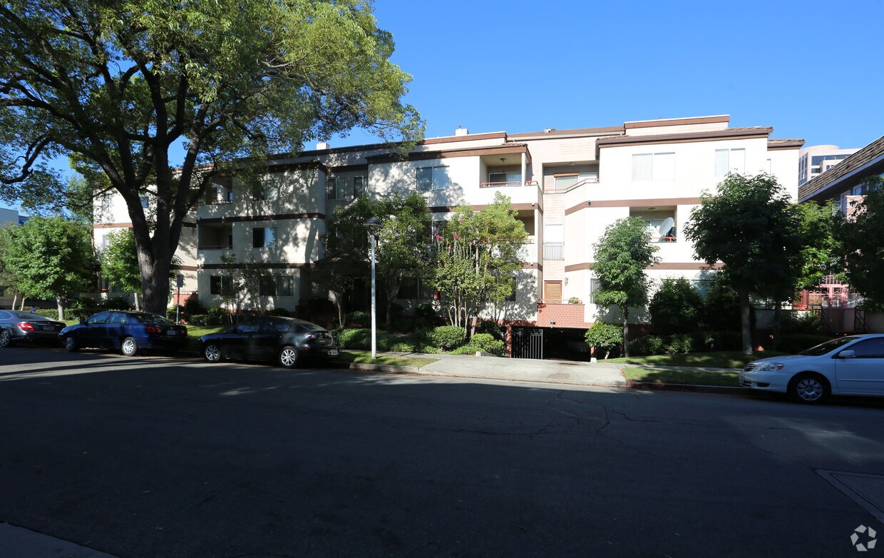 Building Photo - 401 N Kenwood St