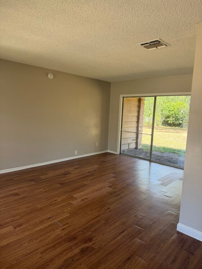 Foto del edificio - 4411 Jamestown Dr