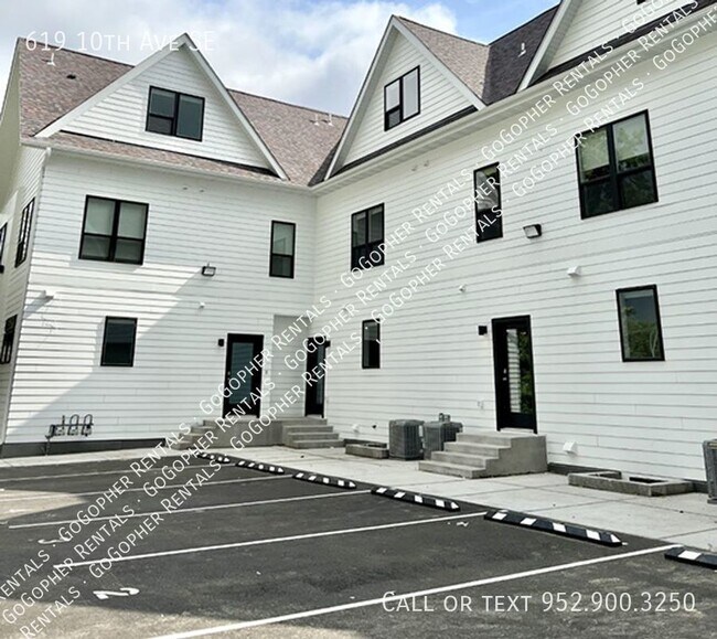 Building Photo - Modern 6 Bedroom Townhome in Dinkytown