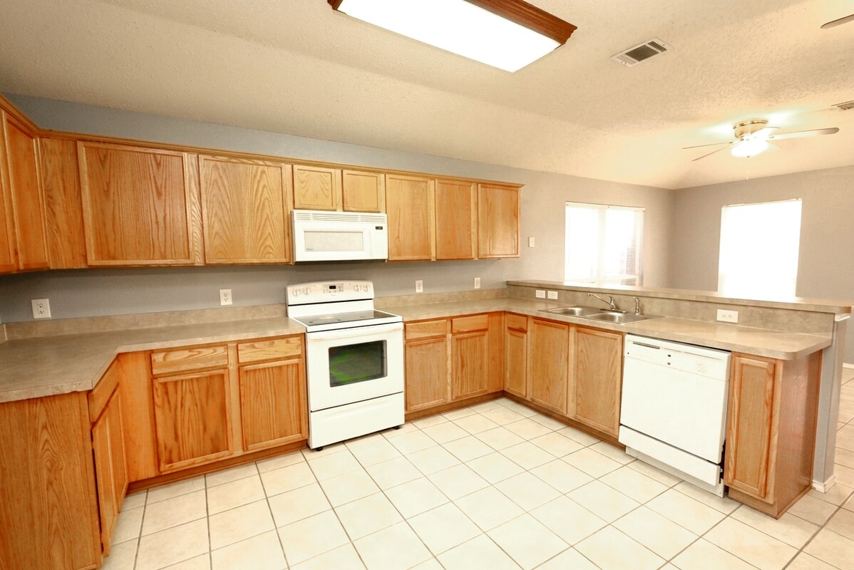 Foto del edificio - 9821 Pierce Dr