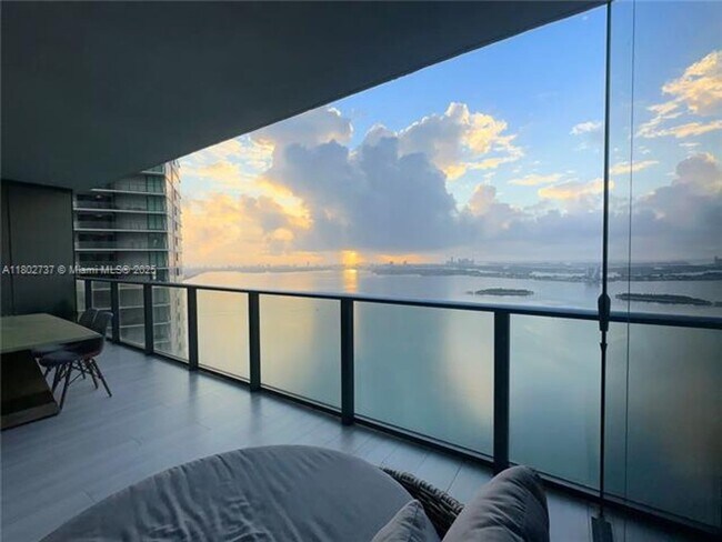 Foto del edificio - 650 NE 32nd St