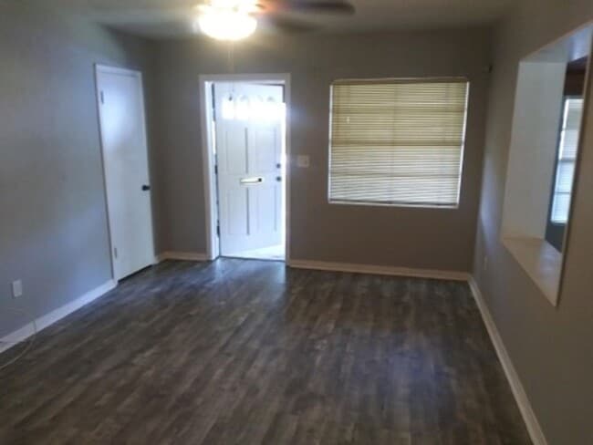 Building Photo - Three Bedroom One Bath - Southside Lakeland