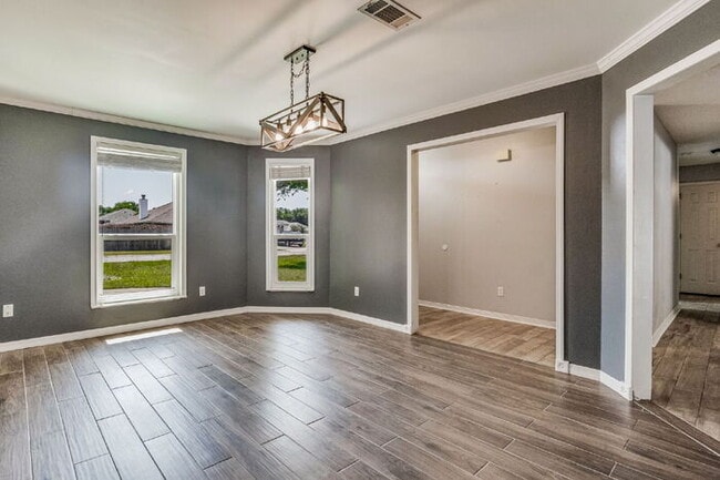 Foto del edificio - Welcome to your dream home! This stunning 4-bedroom, 3-bathroom residence is perfectly situated n...
