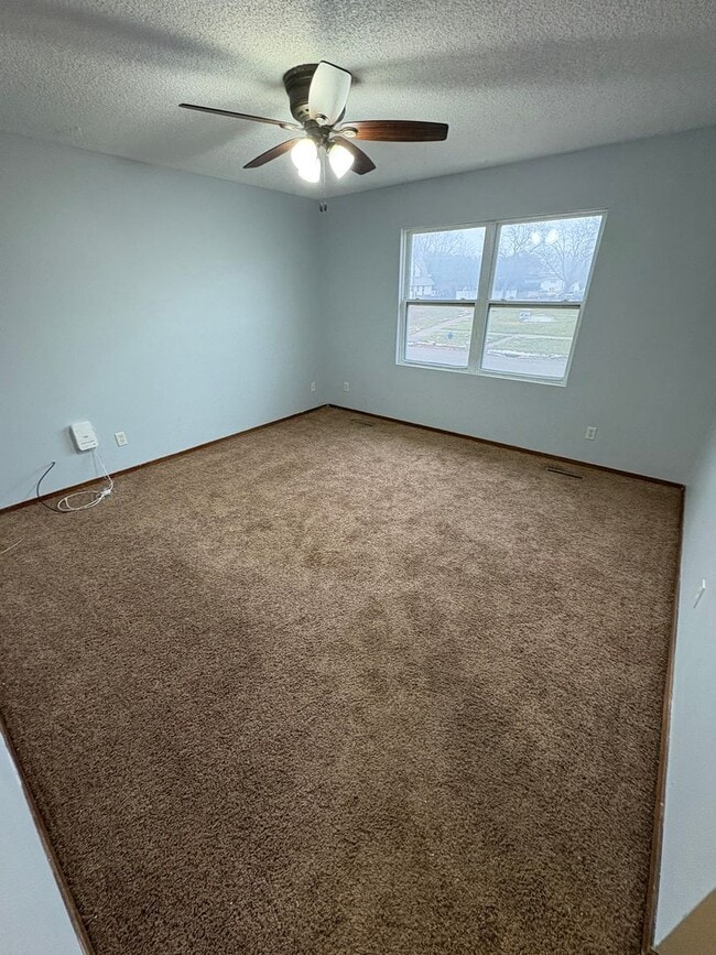 Building Photo - 2 bedroom 2 bathroom split level duplex