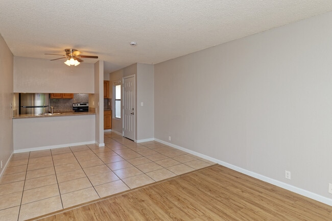Building Photo - Pinecrest Villas
