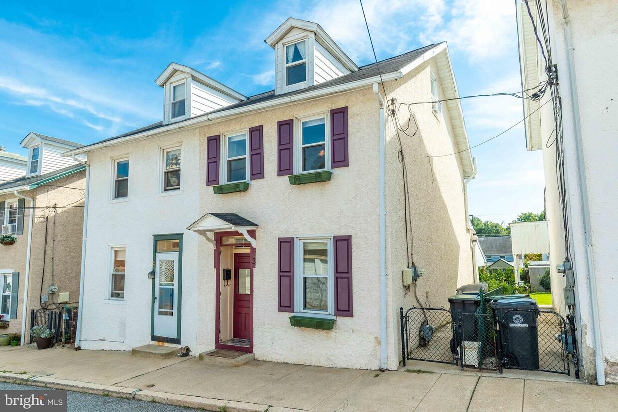Primary Photo - 3 Hall St