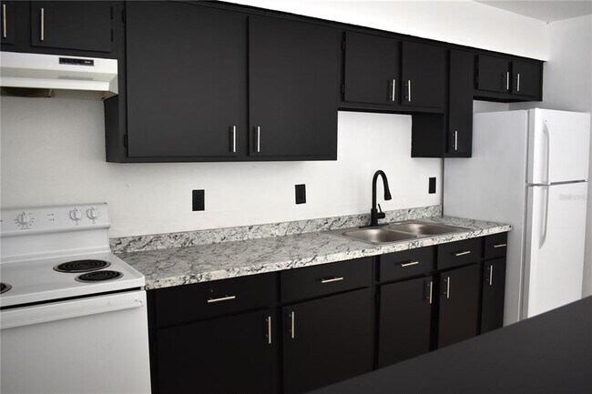 Foto del edificio - 912 Pine Ave