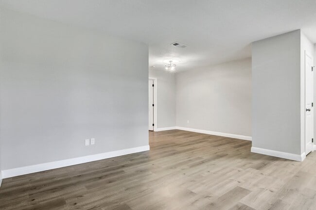 Building Photo - 2089 Dowlen Rd