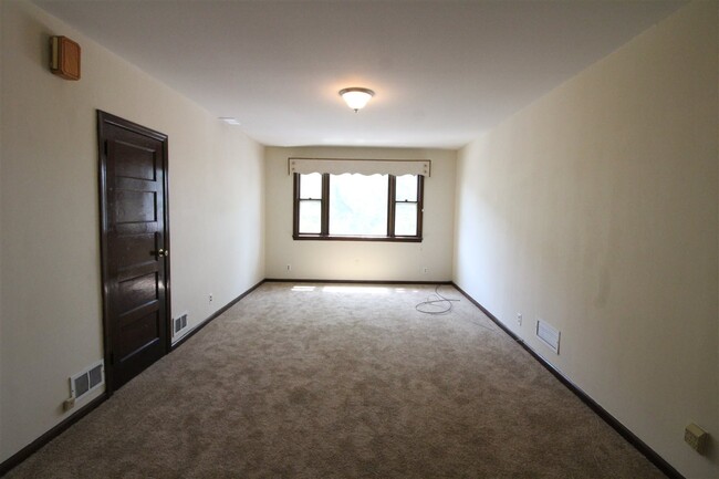 Building Photo - 27 W 39th St