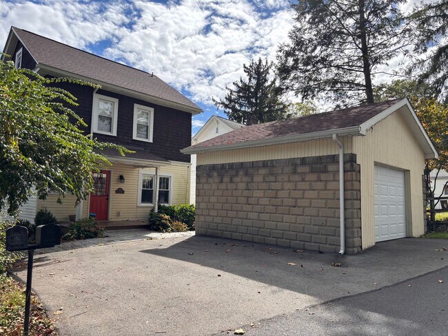 Building Photo - Single Family Home - 3 Bedrooms, 1 Bathroo...