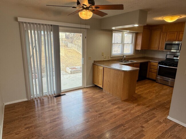 Building Photo - 4 Bedroom, 2 Bath Home for Rent