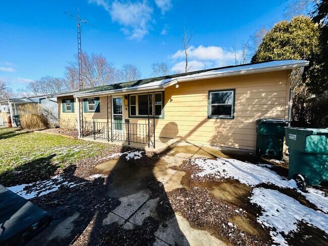 Front Yard of house - 3112 S Chippewa Ln