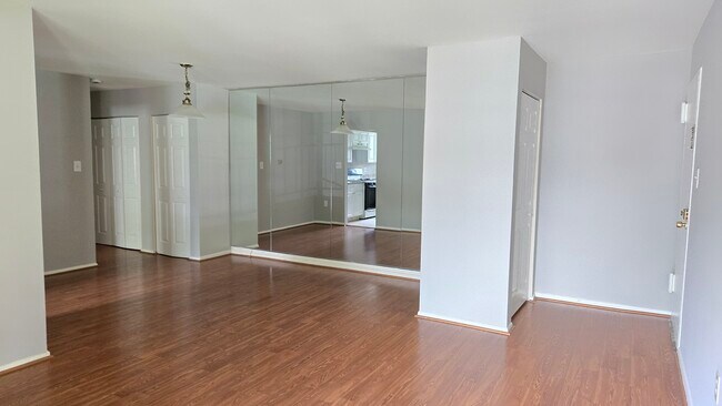 Foto del edificio - 11324 Cherry Hill Rd