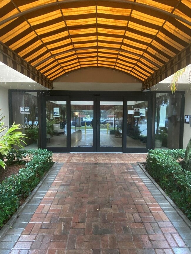 Building Photo - 240 Lakeview Dr