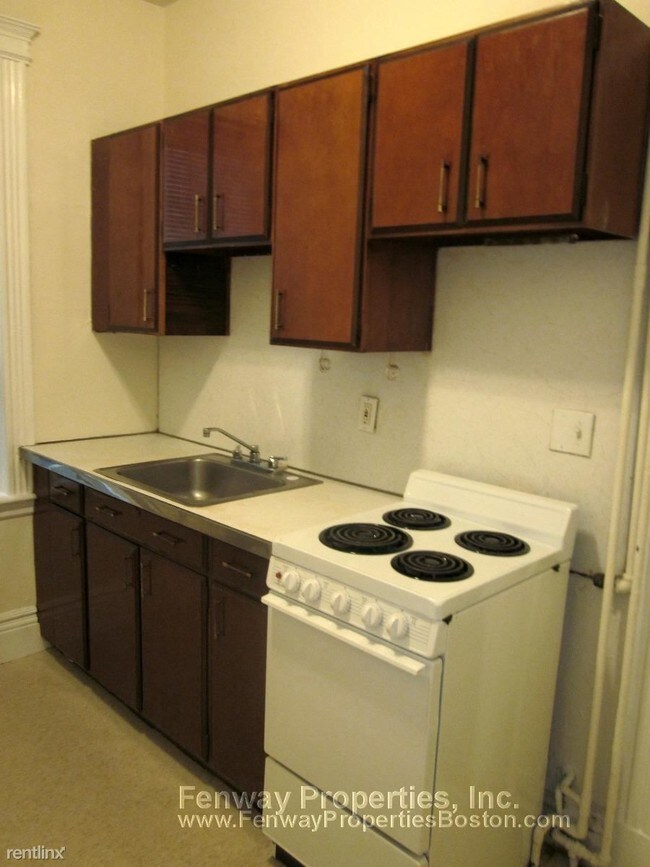 Foto del edificio - Studio, 1 bath  - 27 Park Dr Apt 9S
