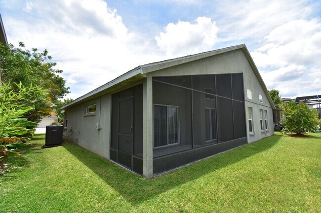 Building Photo - Golf View!
