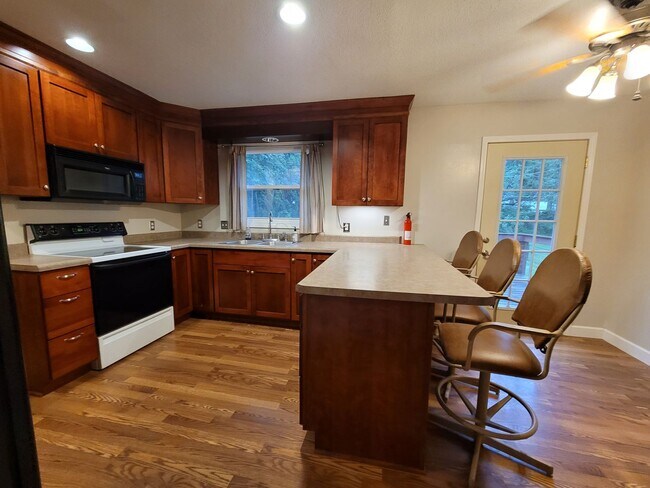 Foto del edificio - Coralville 4 bedroom 2.5 bath, 2 stall attached garage, fenced yard!