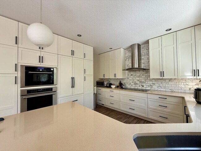 Foto del edificio - Furnished or Unfurnished: Updated 4 Bed 3....