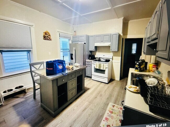 Building Photo - 11 Doane St